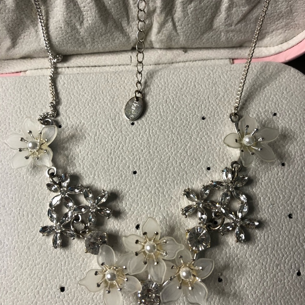 Retro Silver Floral Necklace
